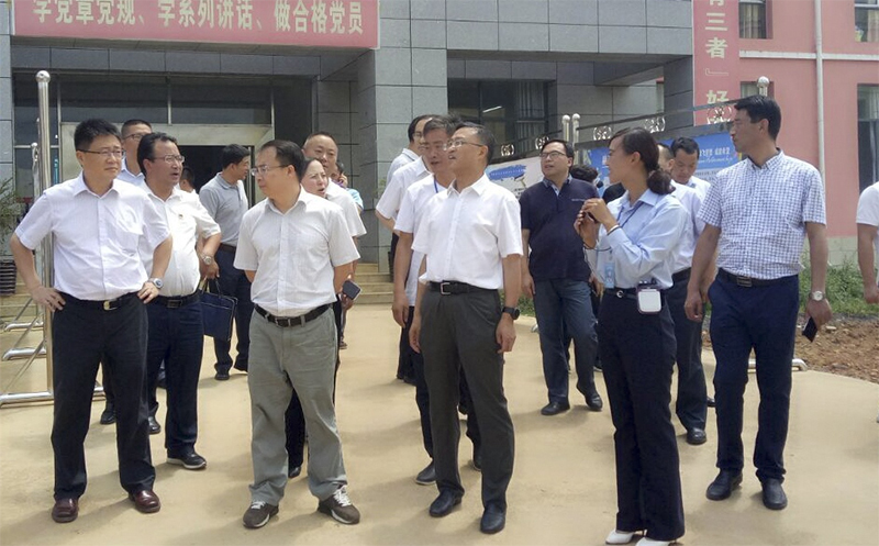 貴 州 省 人 大 常 委 會 副 主 任 、 秘 書 長 陳鳴明（前排中），赫章縣委副書記、縣長胡海 （前排左二），副縣長唐瑜等領導到我校調研。